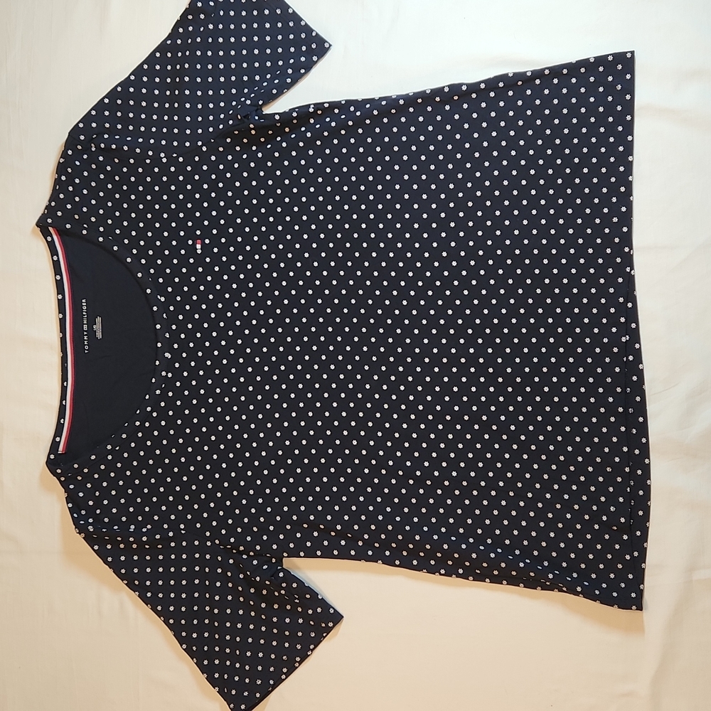 Tommy Hilfiger fitted tee, short sleeves, navy blue, size large, like new!